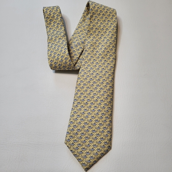 Vineyard Vines Neck Tie Yellow Blue Shark Print 100% Imported Silk - Picture 2 of 7